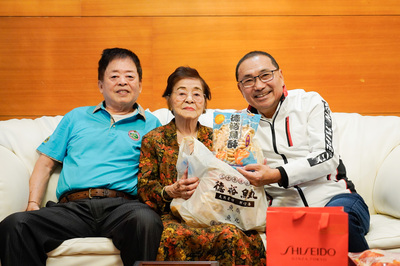 淡水人瑞洪許俸阿嬤回贈侯友宜市長自家產品德裕魚酥。