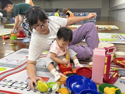 家長帶著孩子參加親職活動,並透過遊戲和玩具觀察孩子的發展。