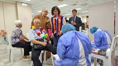 許秀能副局長和如宗法師關心長輩的健康,從腳趾頭開始。