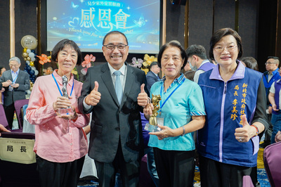 馬安琪(左1)、馬安娜(右2)兩姊妹合計照顧超過百位兒少,侯友宜和李美珍局長特別合影感念。